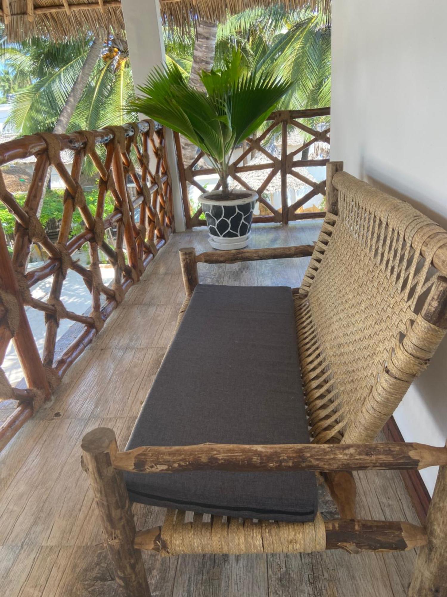 Waka Waka Bed & Breakfast Pwani Mchangani Exterior photo